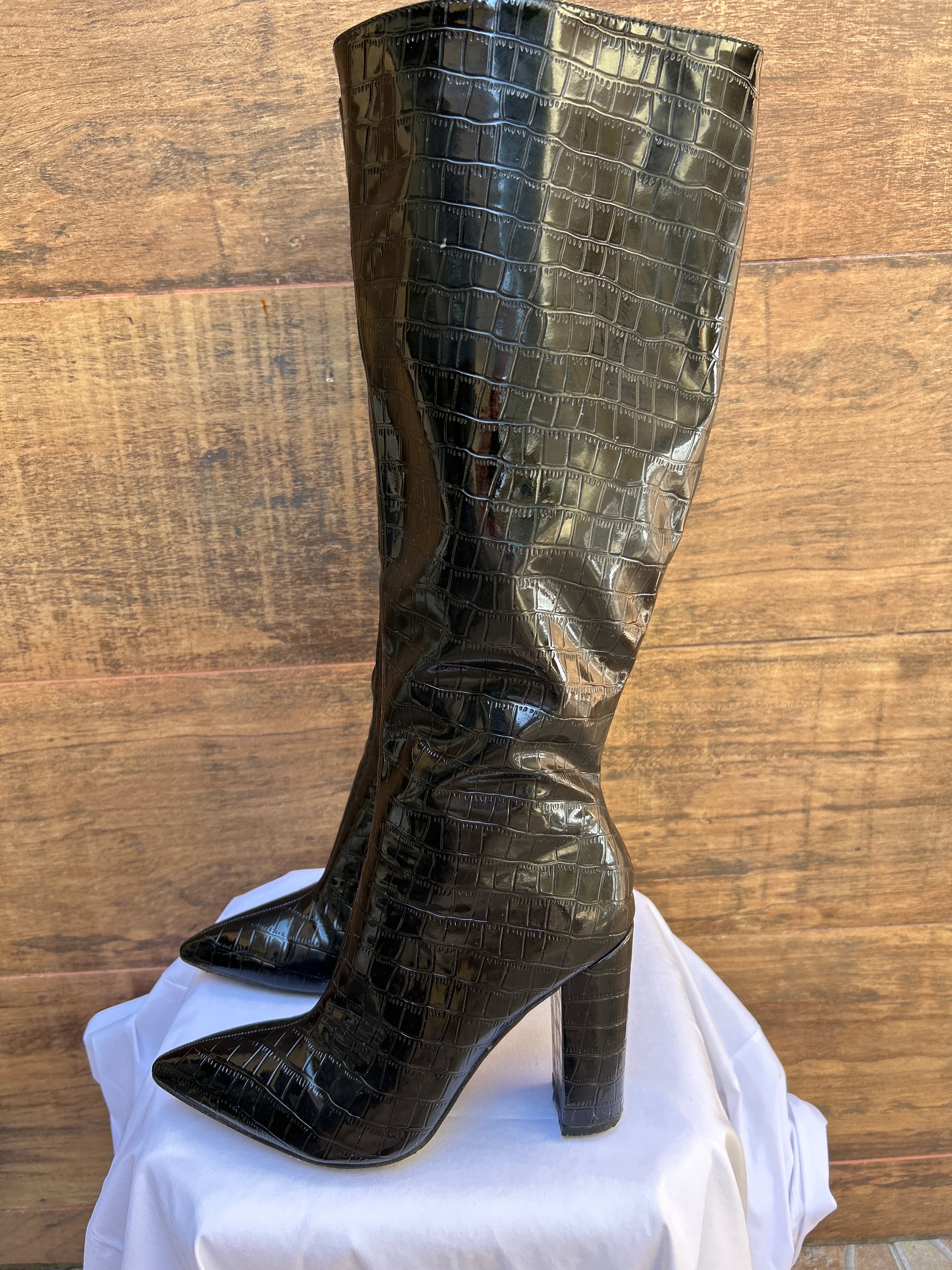 Bota cano alto Verniz